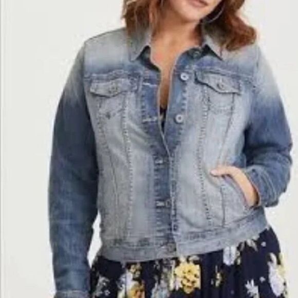 Torrid light acid wash‎ button front jean jacket - Picture 7 of 7